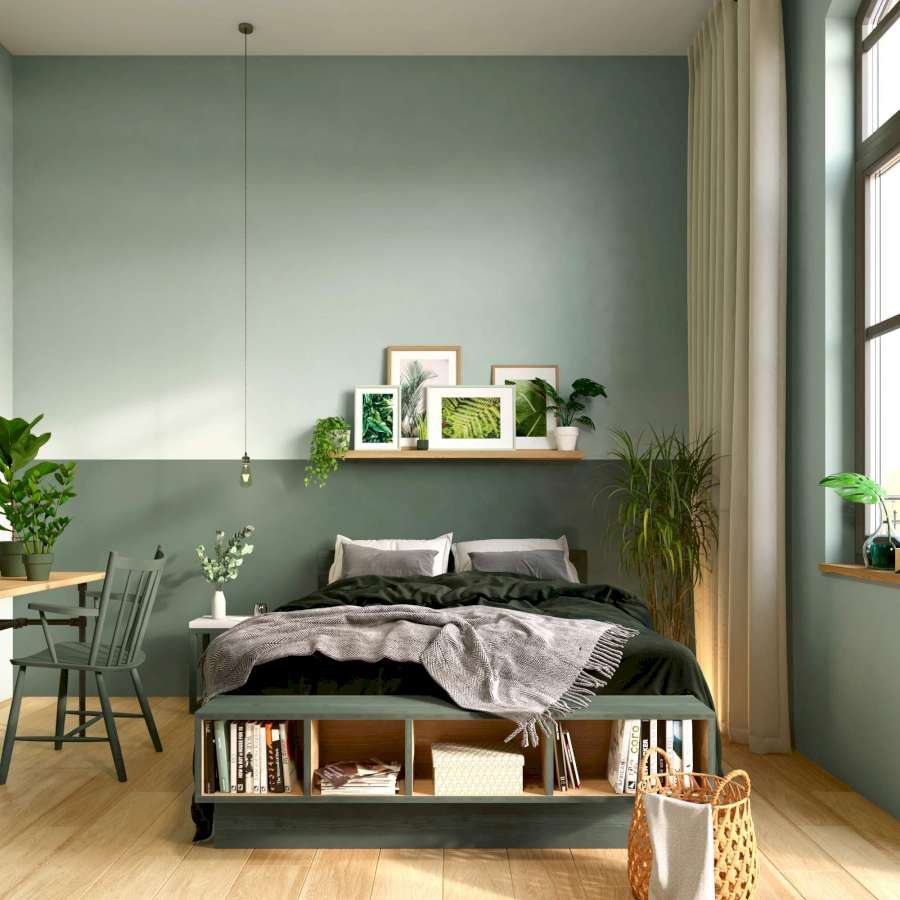 Ein Schlafzimmer mit Wänden, die in Grüntönen verschiedener Sättigunsgrade gestrichen wurden.