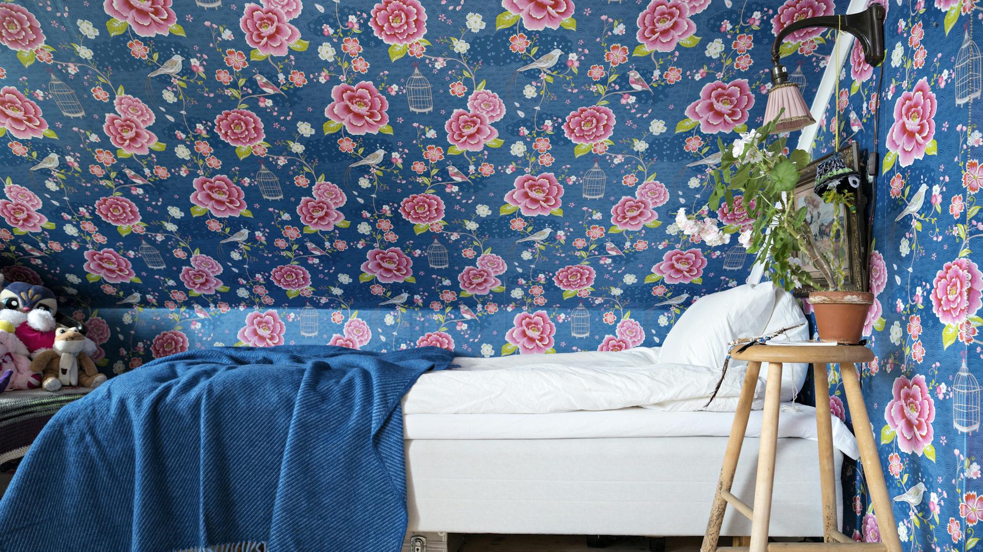 Bett unter der Dachschräge