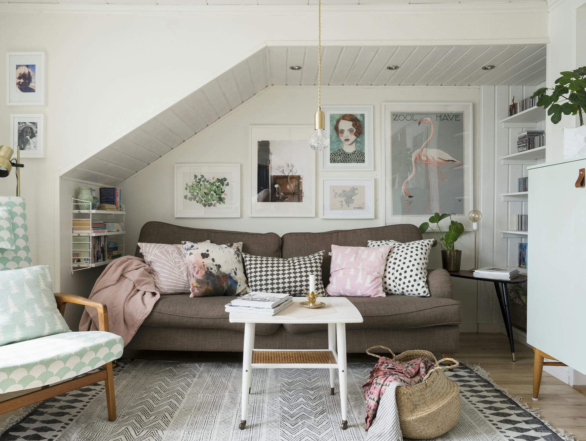 Sofa mit Kissen und Dekoration unter einer Dachschräge