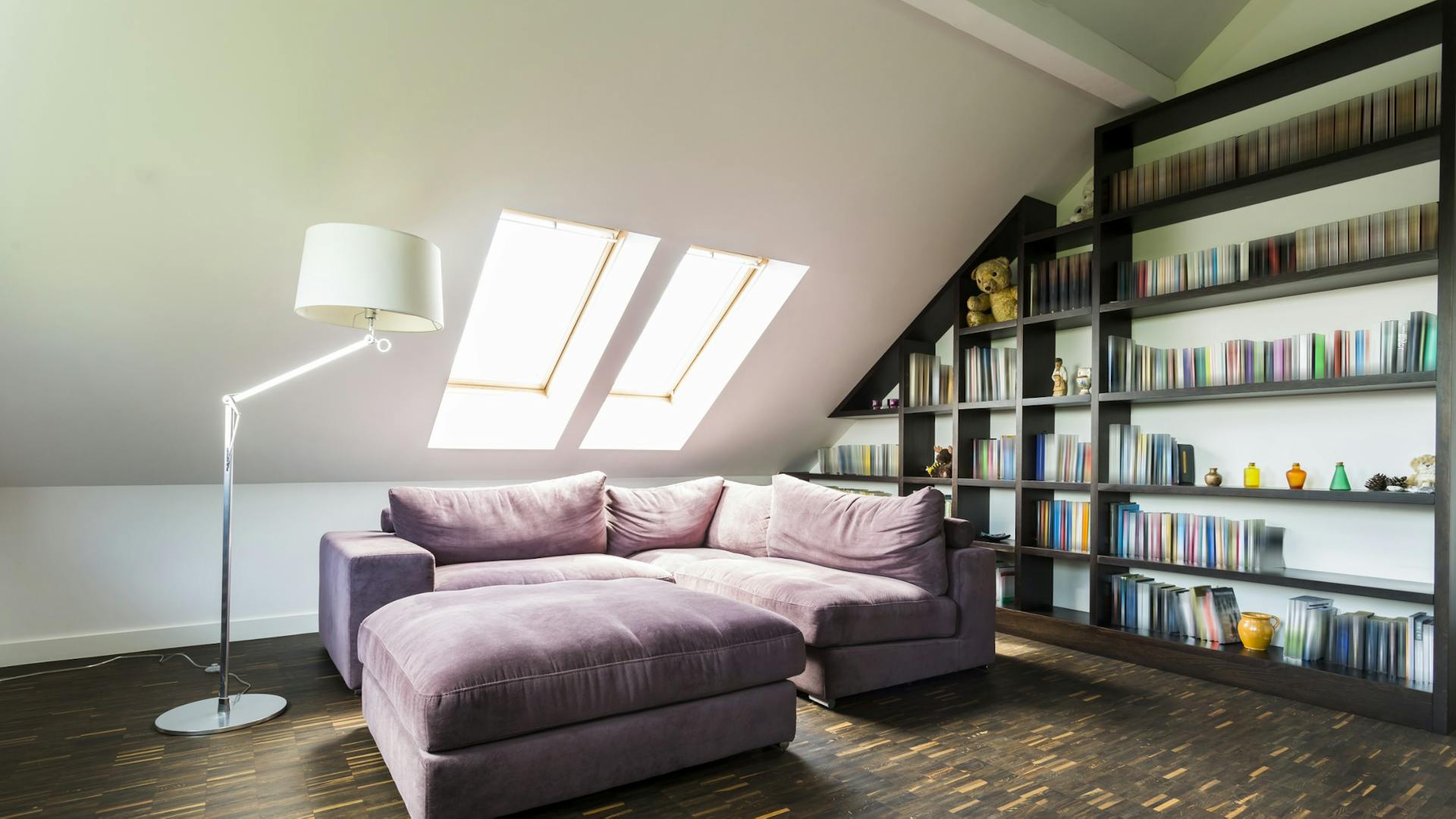 Bücherregal unter Dachschräge