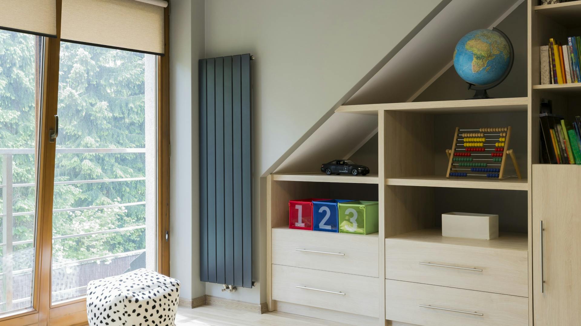 Polc ferde mennyezet alatt a lakótérben