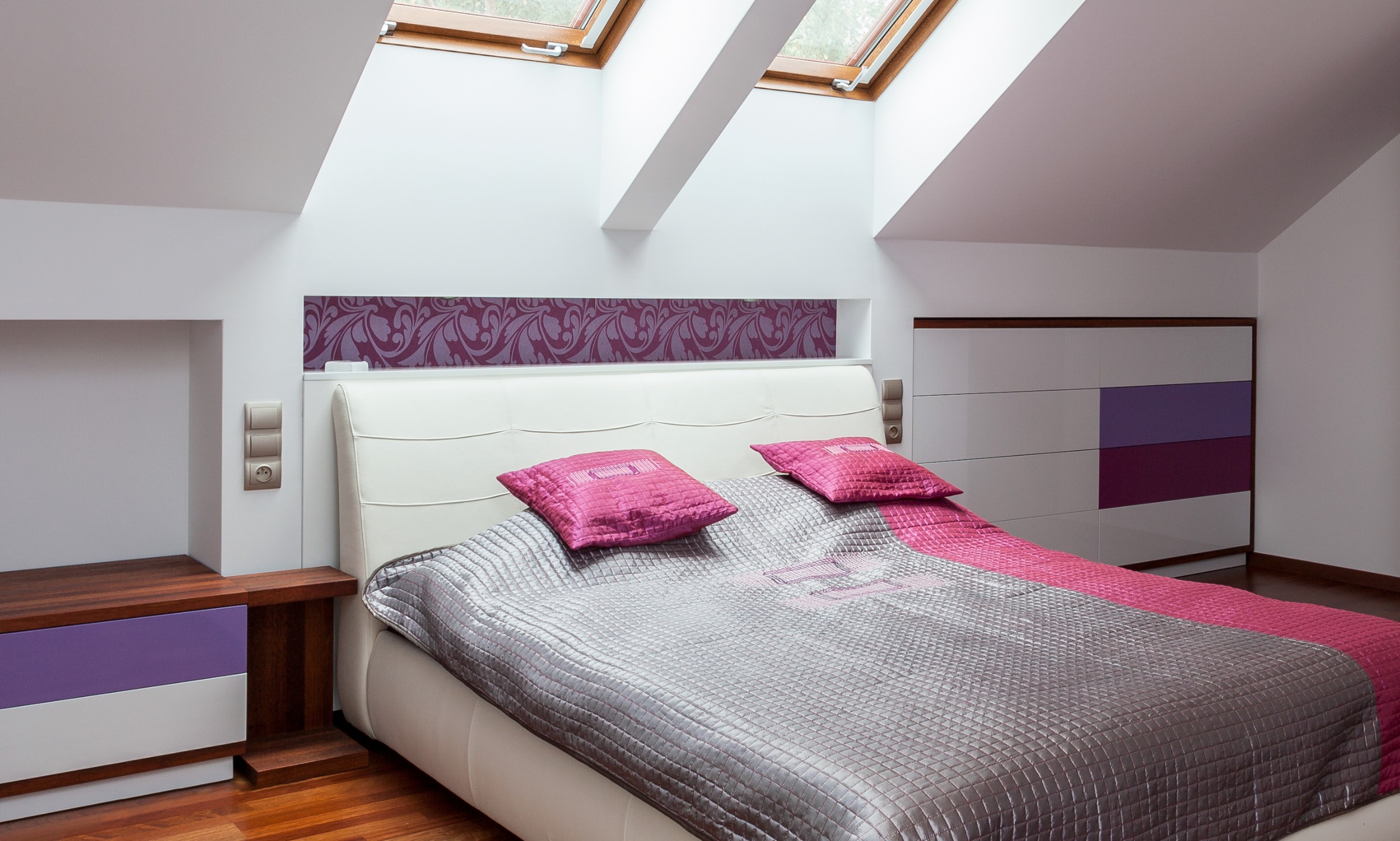 Tetőtéri polc és komód a hálószobában