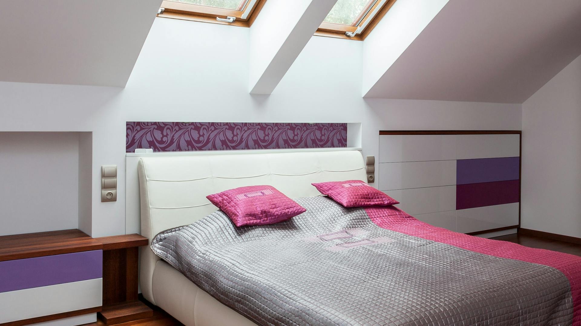 Tetőtéri polc és komód a hálószobában