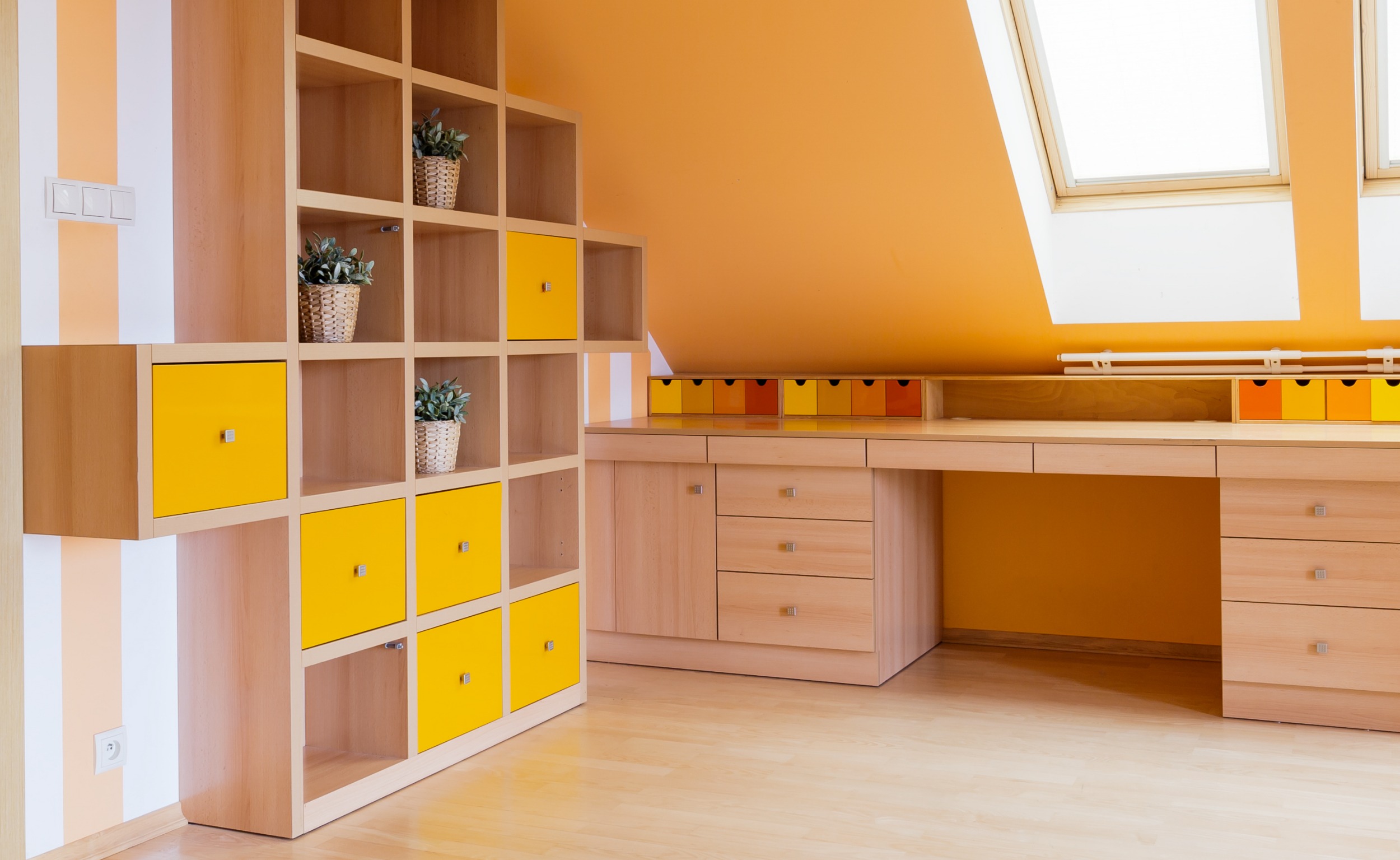 Fa tetőtéri polc narancssárga ajtókkal