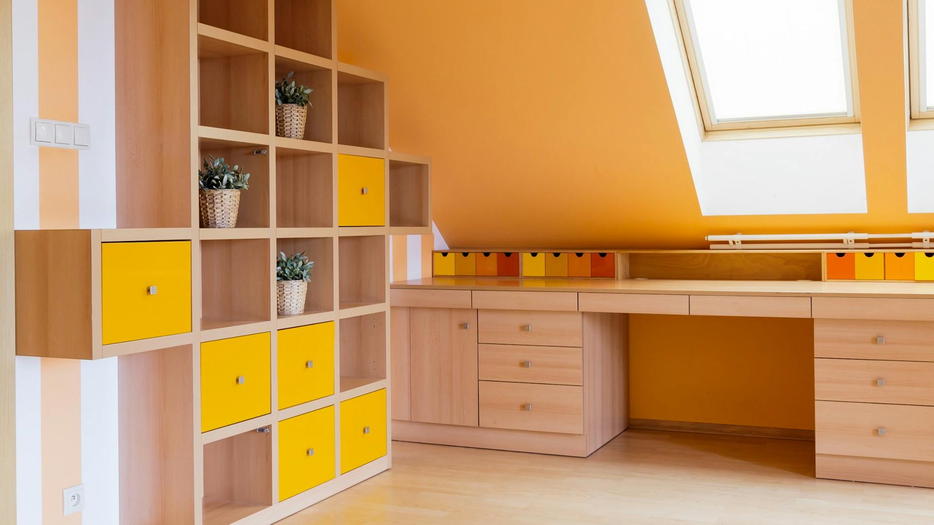 Fa tetőtéri polc narancssárga ajtókkal