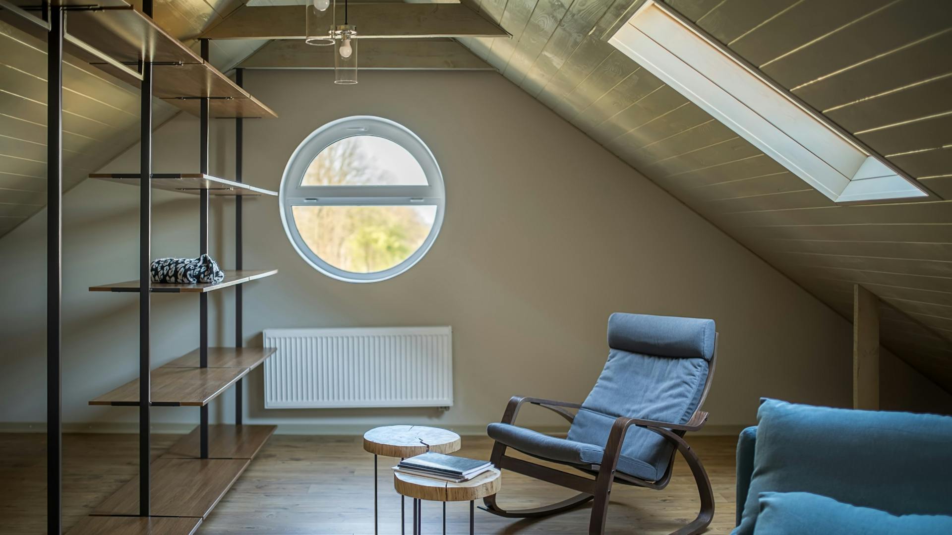 Tetőtéri polc térelválasztóként