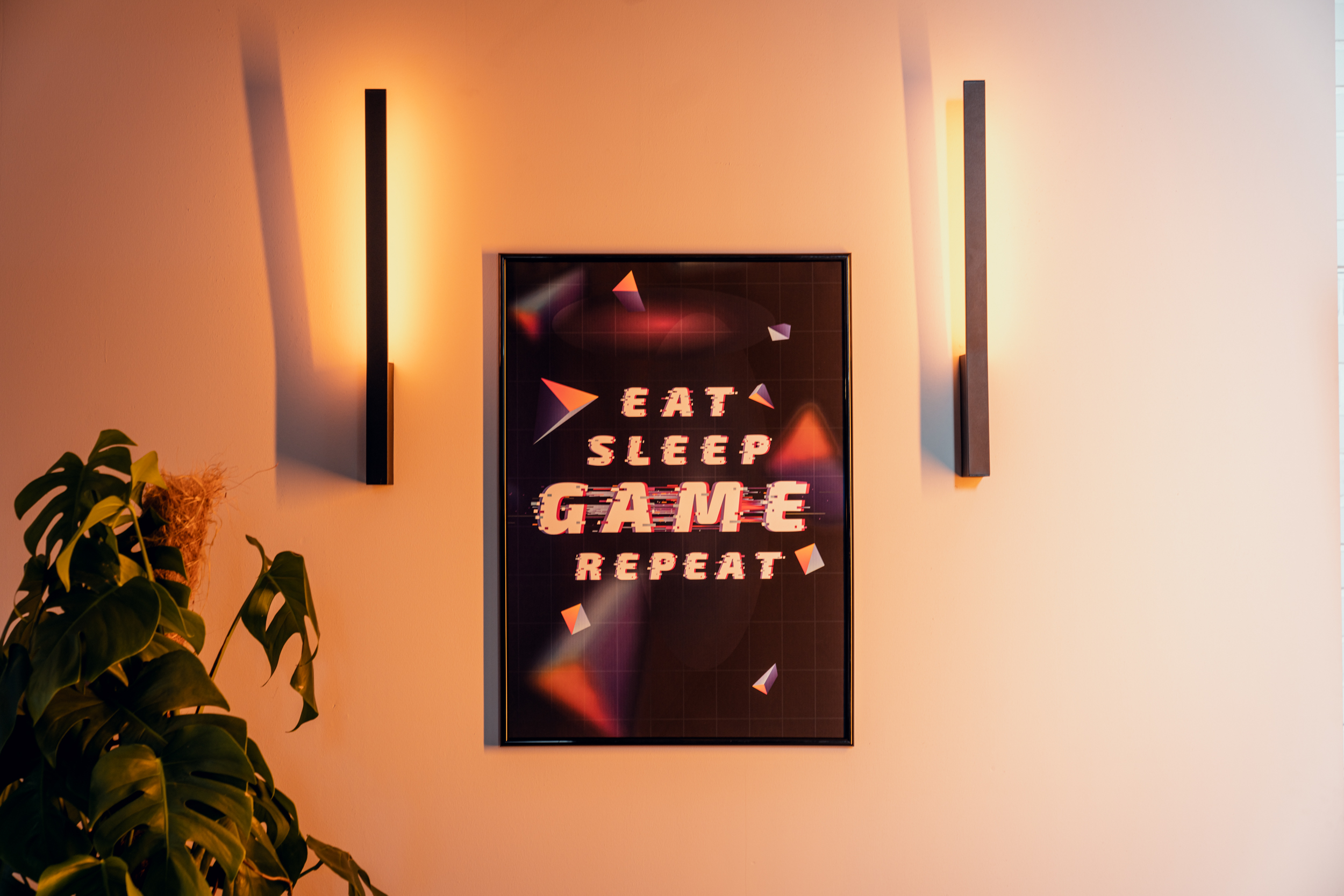Ein Poster im Gamingzimmer mit der Aufschrift: Eat, Sleep, Game, Repeat