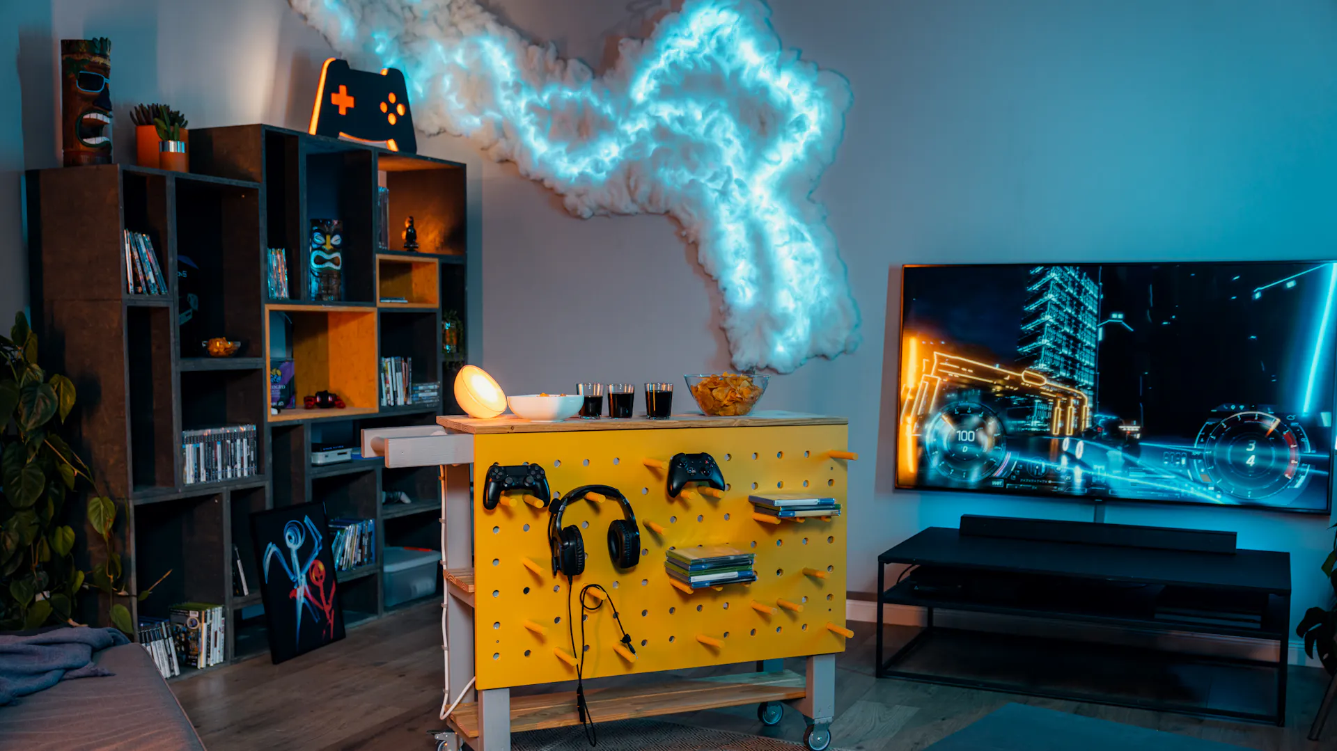 Ein Regal im Gamingzimmer, voll mit Figuren und Accessoires