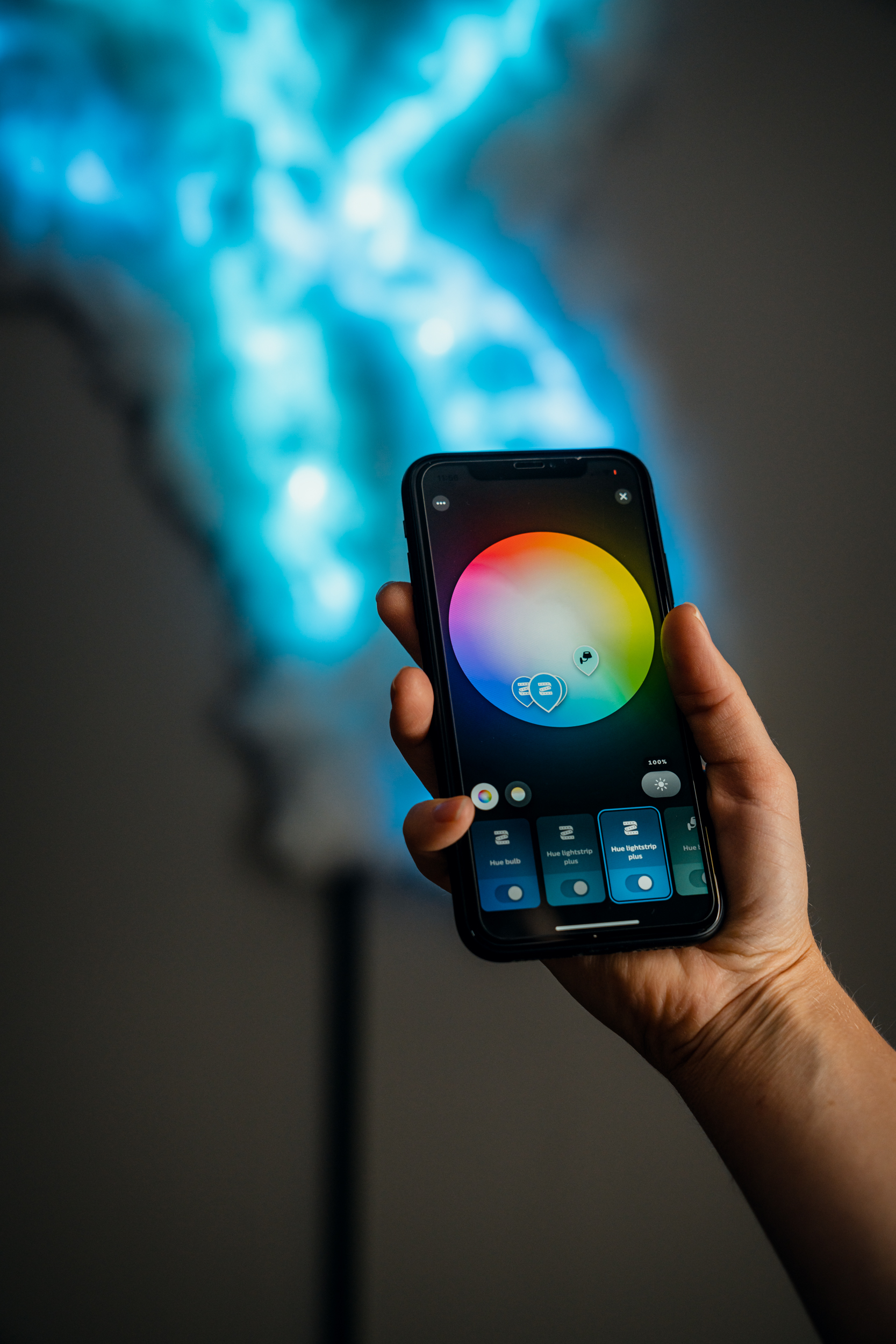 Ein Smartphone was per App das LED-Panel im Hintergrund steuert.