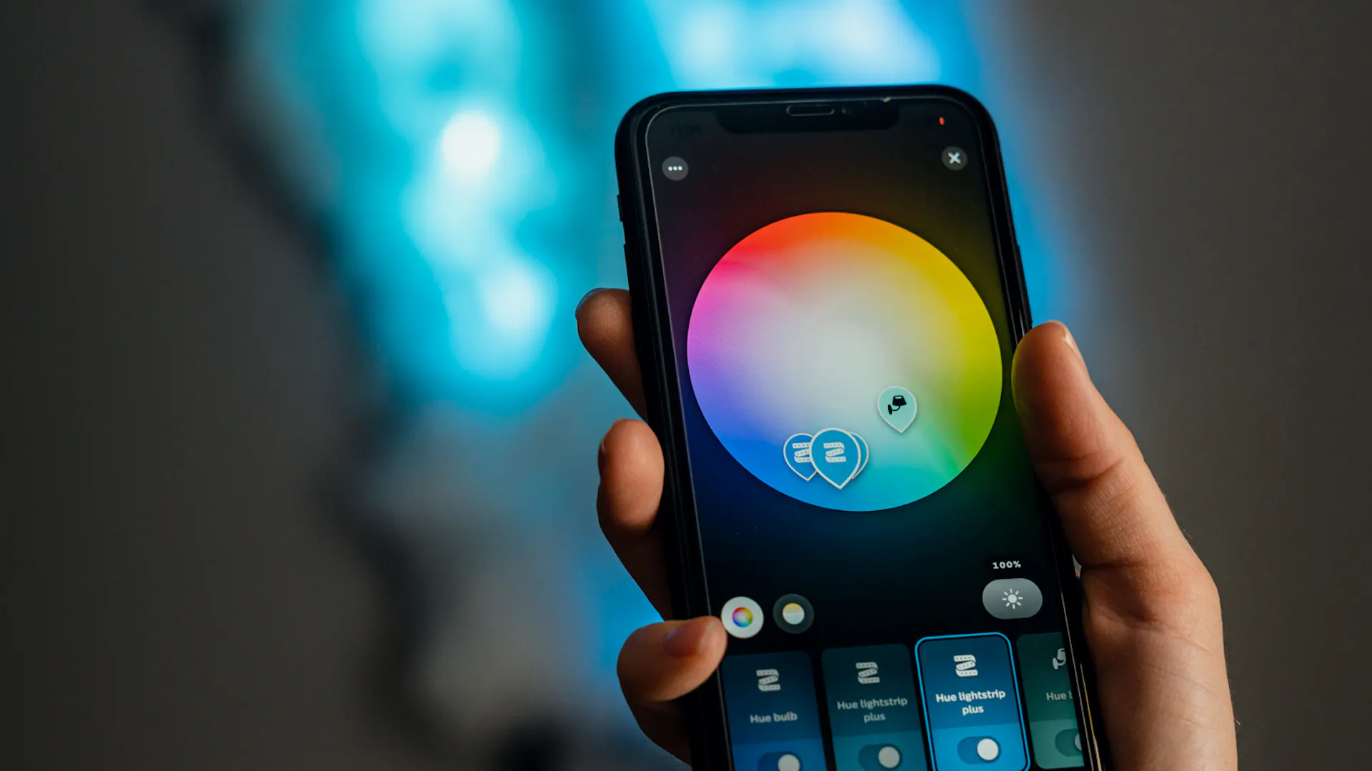 Ein Smartphone was per App das LED-Panel im Hintergrund steuert.