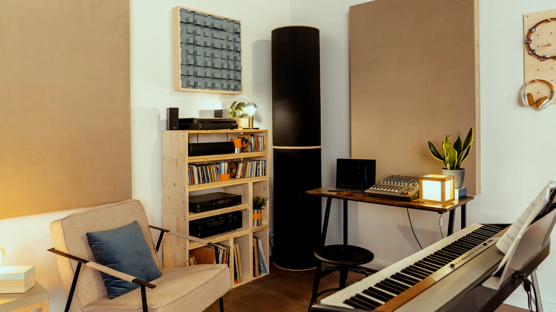 Eine Ecke des Musikzimmers mit Schallabsorbern, einem Diffusor und einer Bassfalle