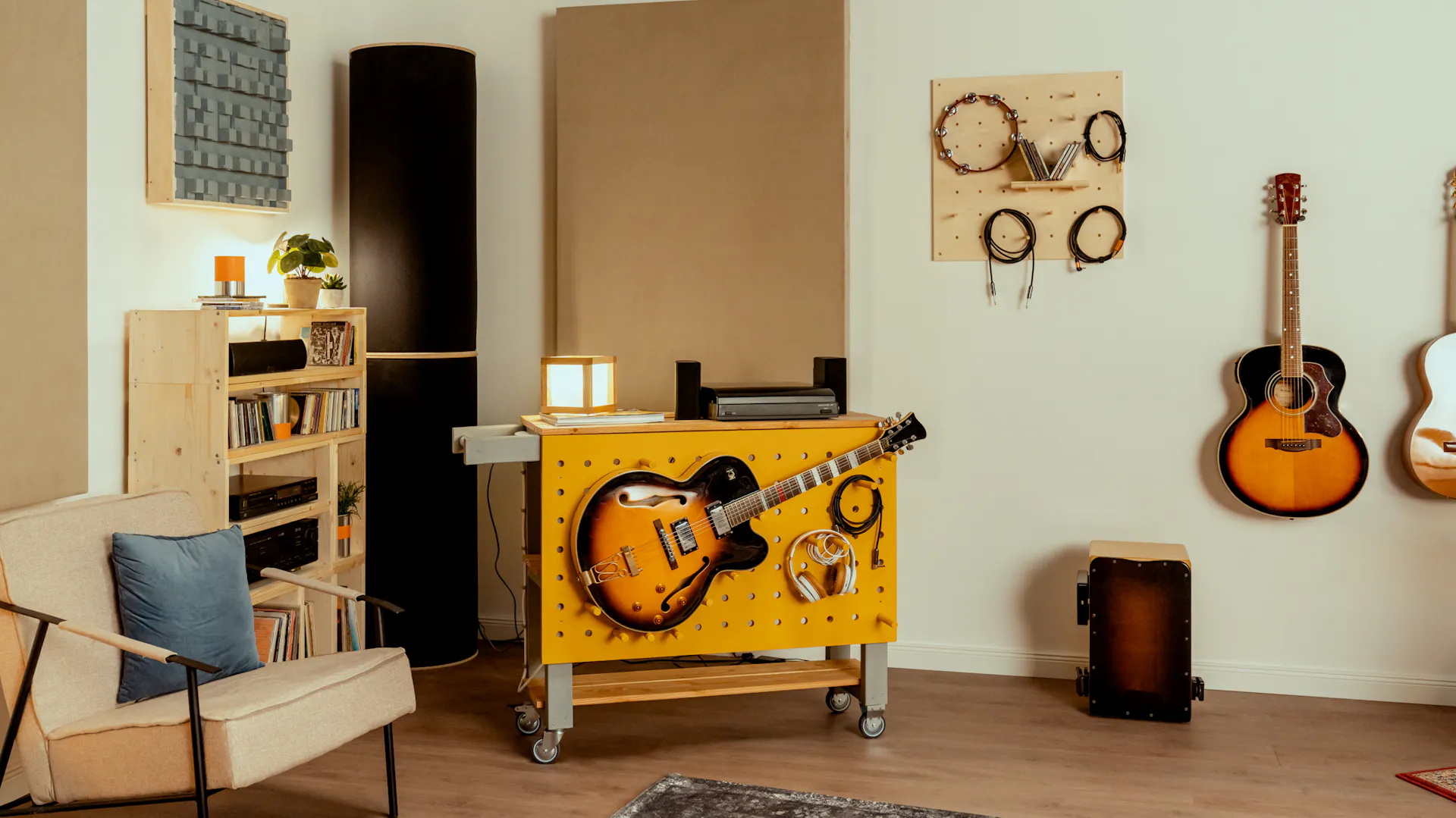 Eine Steckwand an der eine Gitarre hängt in einem Musikzimmer