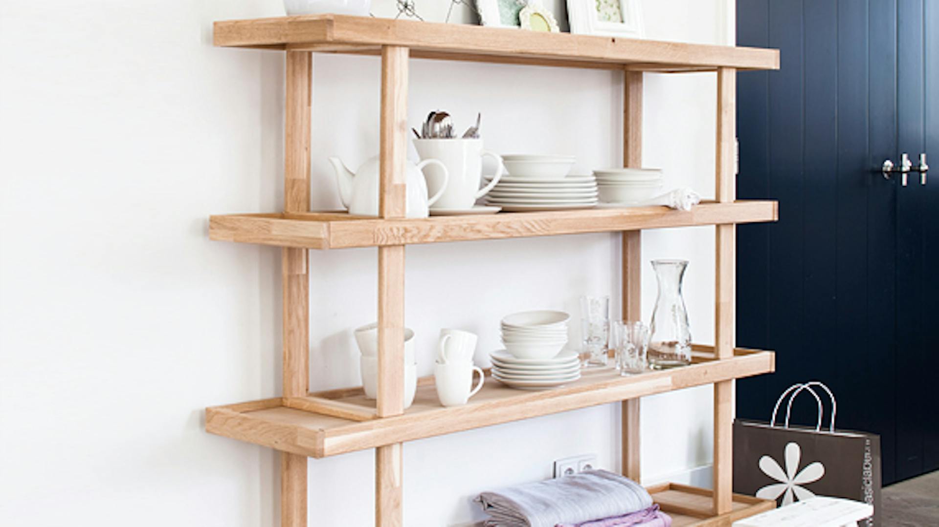 Küchenregal mit Geschirr