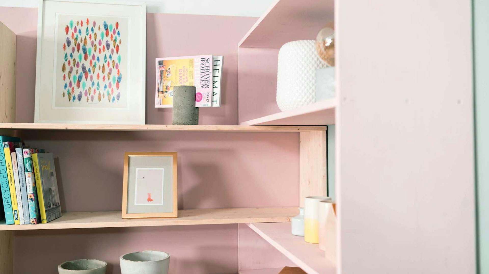 Rózsaszín sarokpolc dekorációval