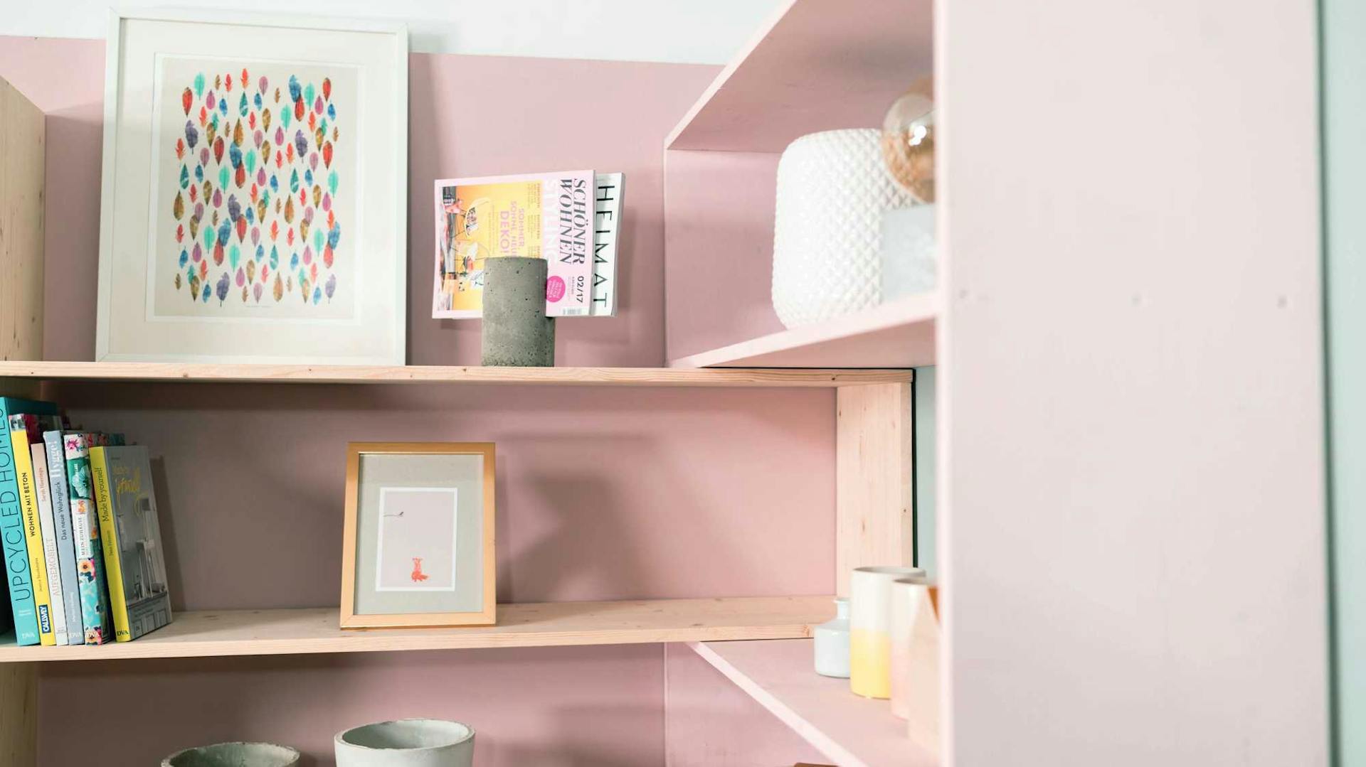 Scaffale angolare rosa