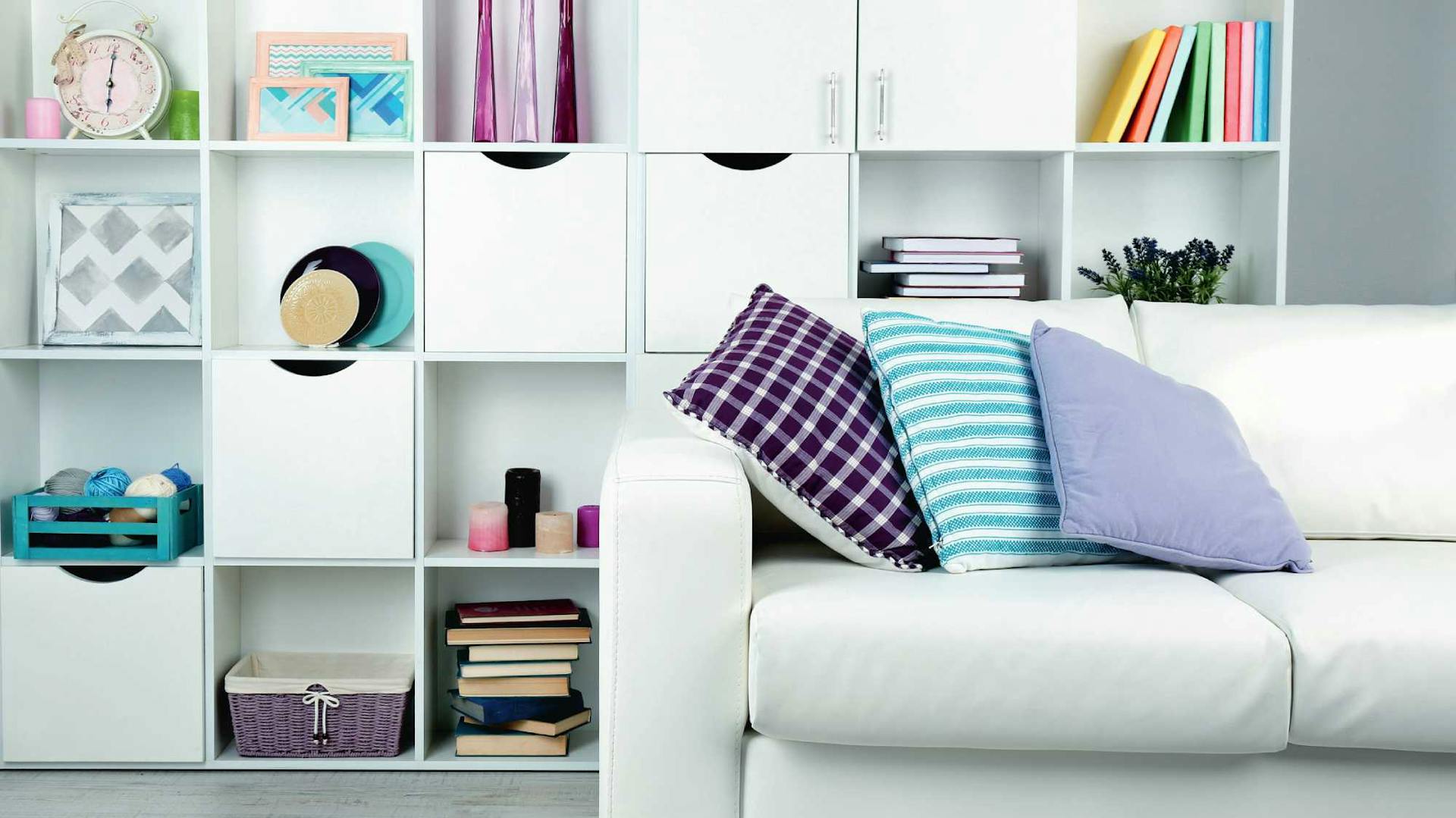 Weißes Wohnregal hinter Couch