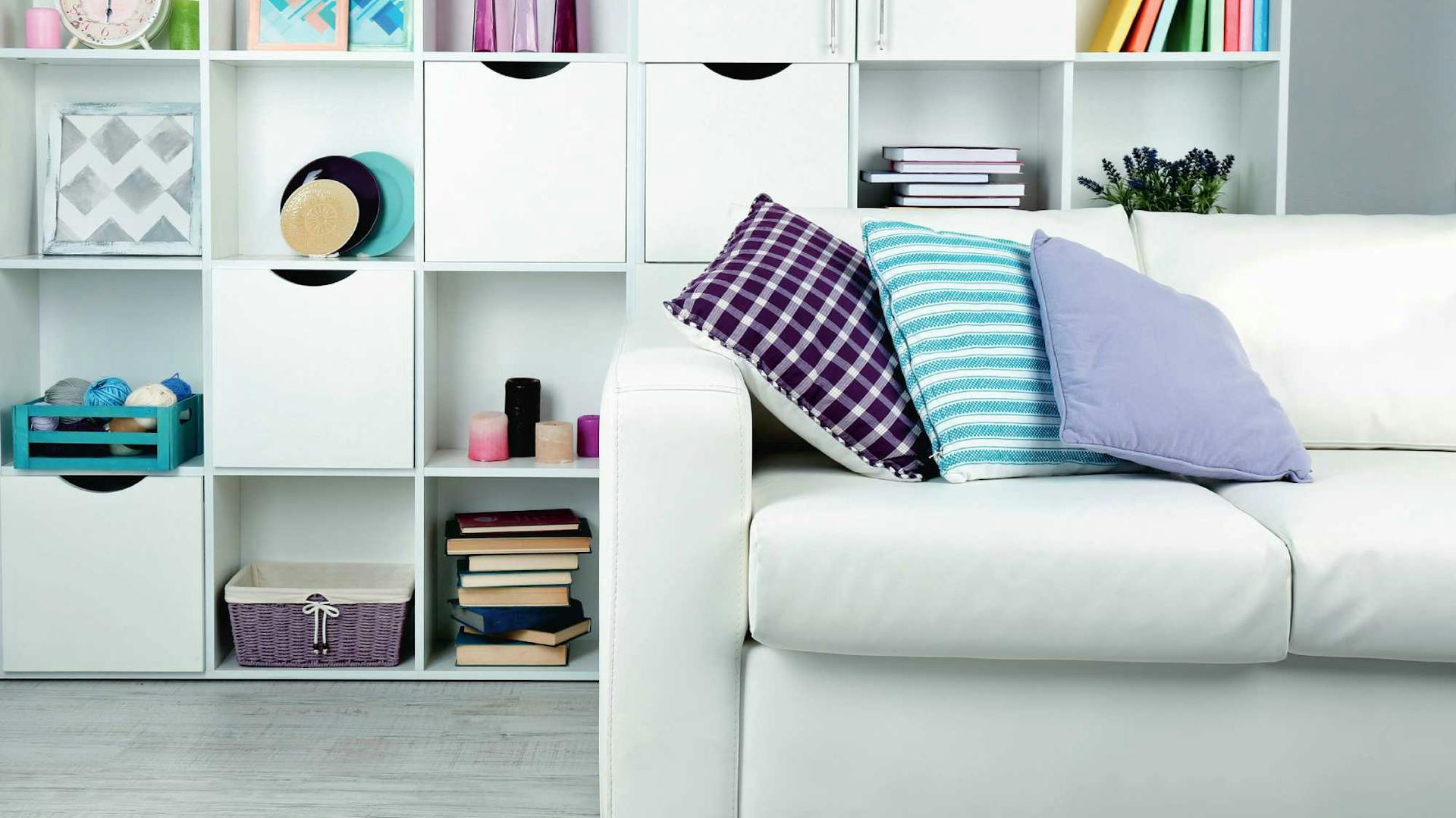 Scaffale da soggiorno dietro il divano