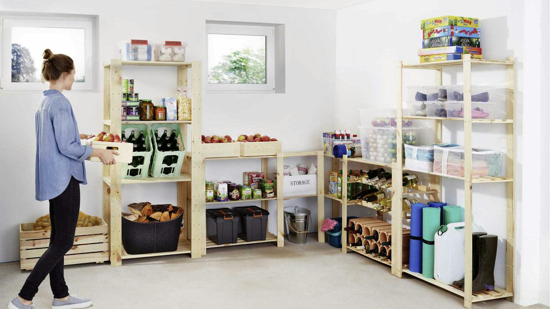 Frau betritt Kellerraum mit Regalen an der Wand