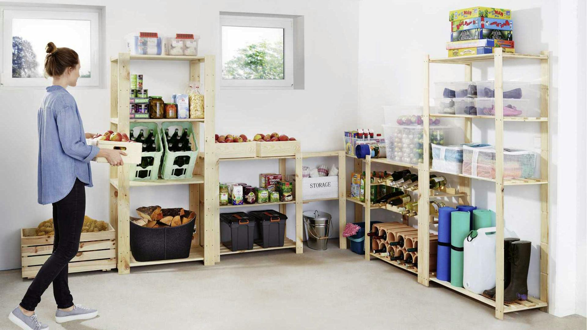 Una signora entra in una cantina con scaffali a parete