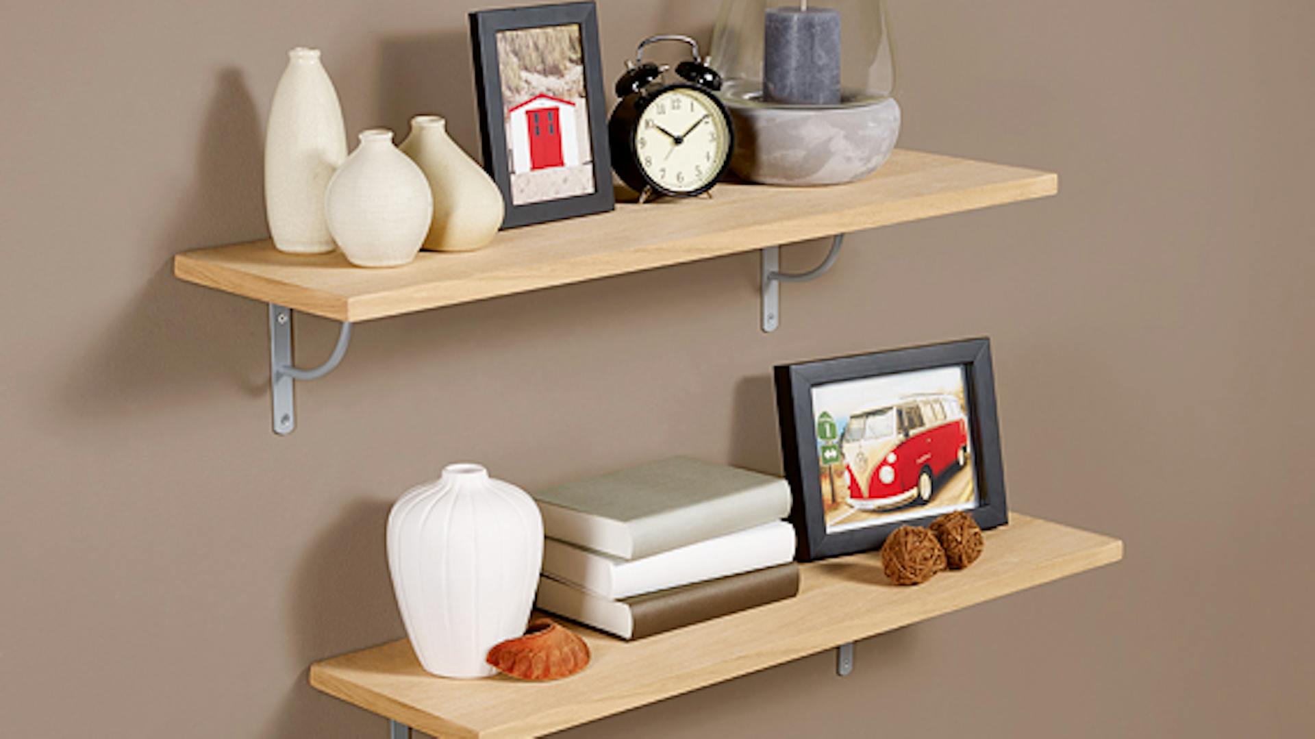 Ripiani in legno su parete con decorazione