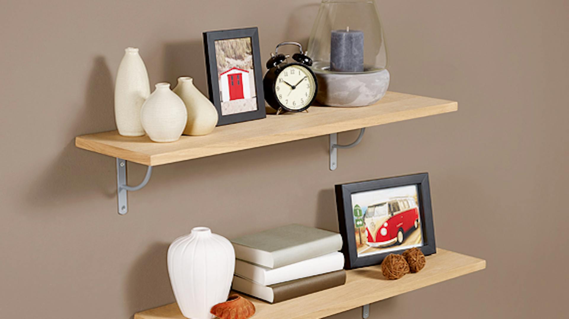 Regalböden aus Holz an Wand mit Dekoration