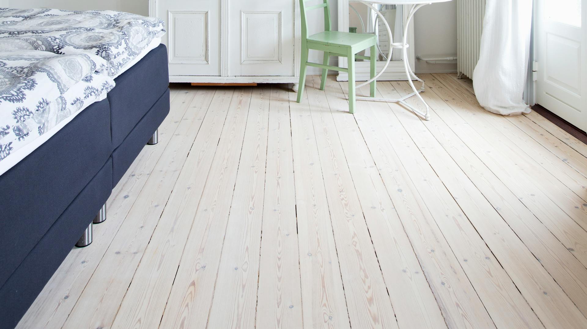 Heller Dielenboden in einem Schlafzimmer
