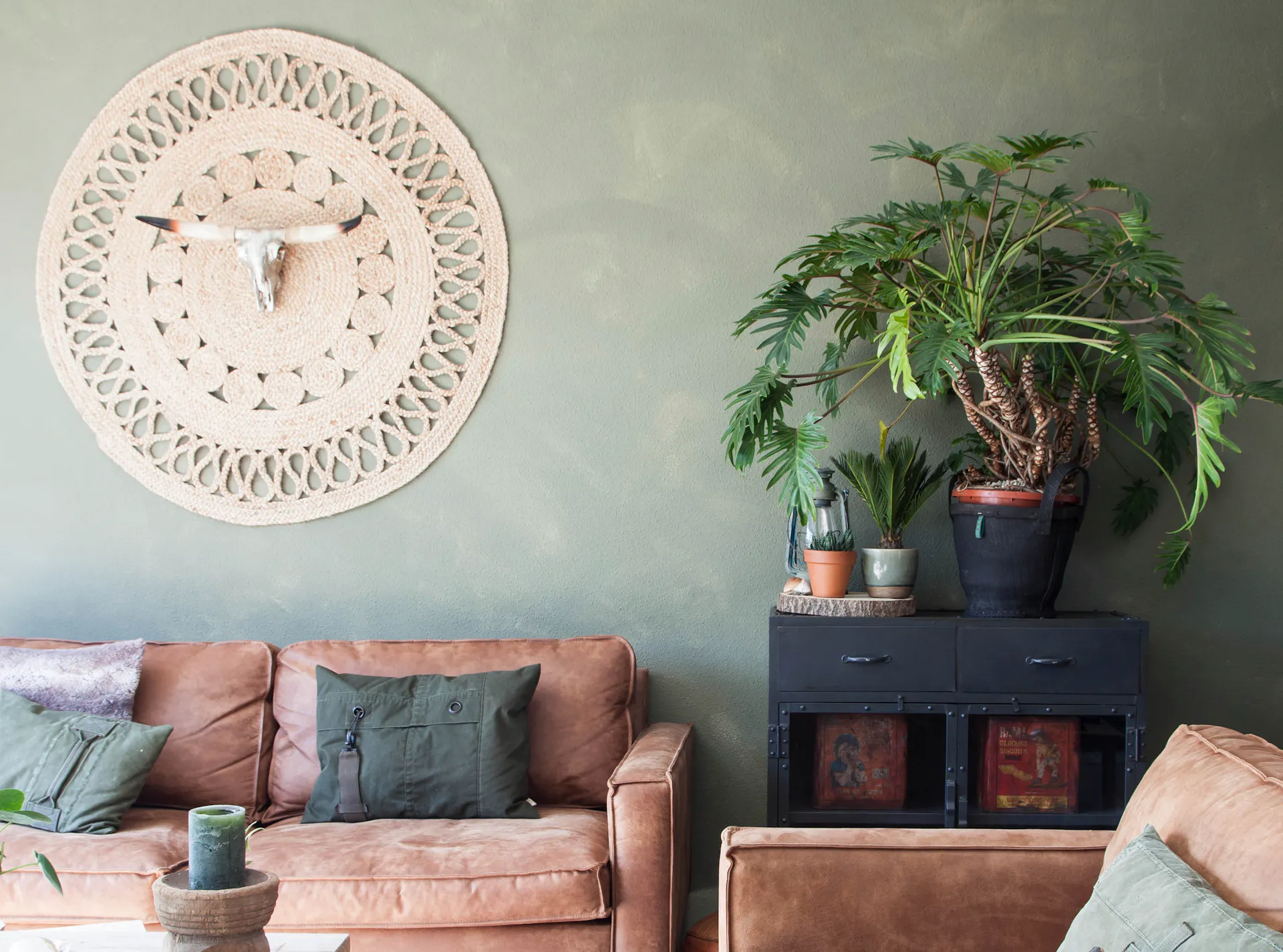 Chambre avec une peinture murale vert olive
