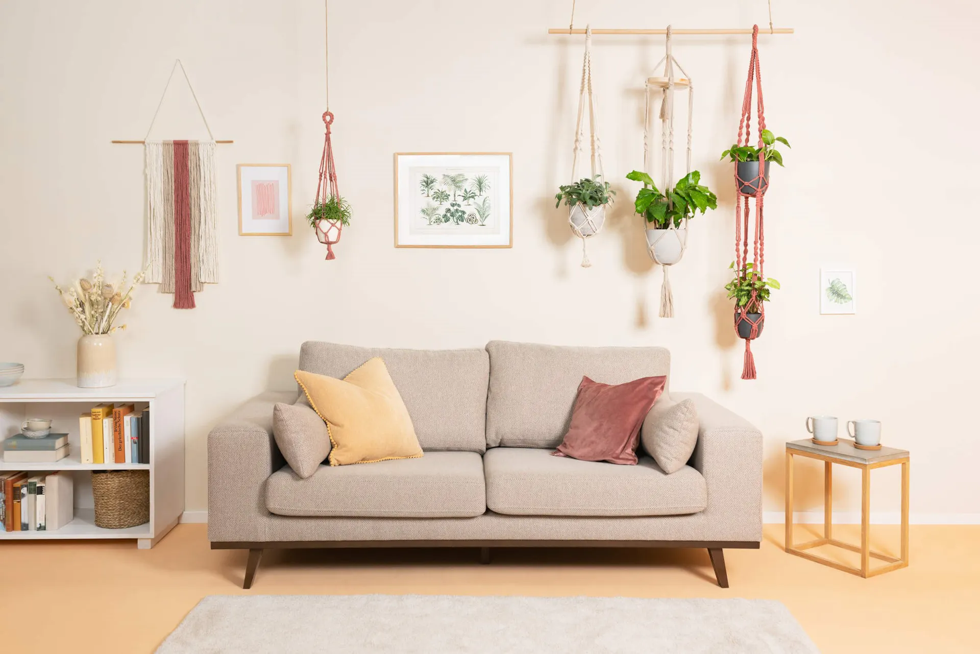 Canapé, tapis et décoration florale dans une pièce avec un mur dans un ton naturel agréable.