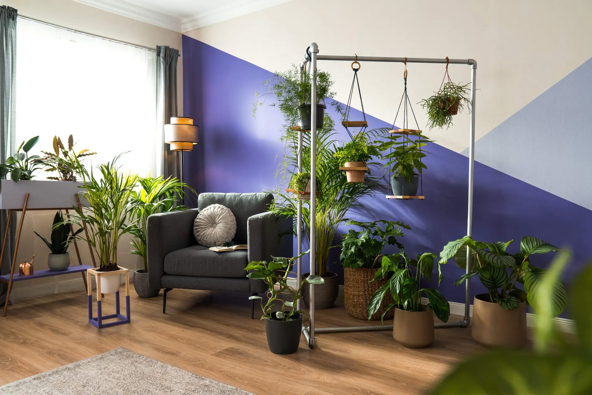 Mur avec des accents de couleur Violet foncé et Lilas.