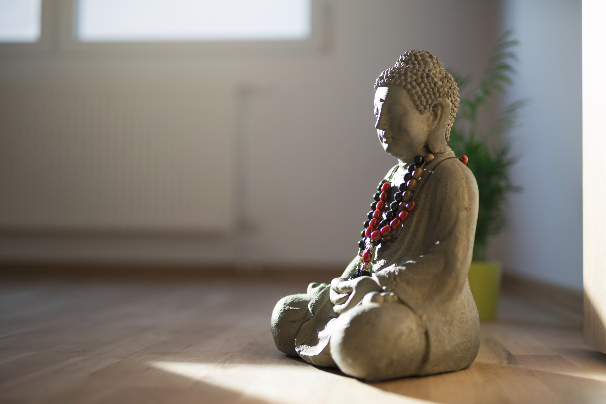Buddha-Statue in der Wohnung mit Ketten umhangen. 