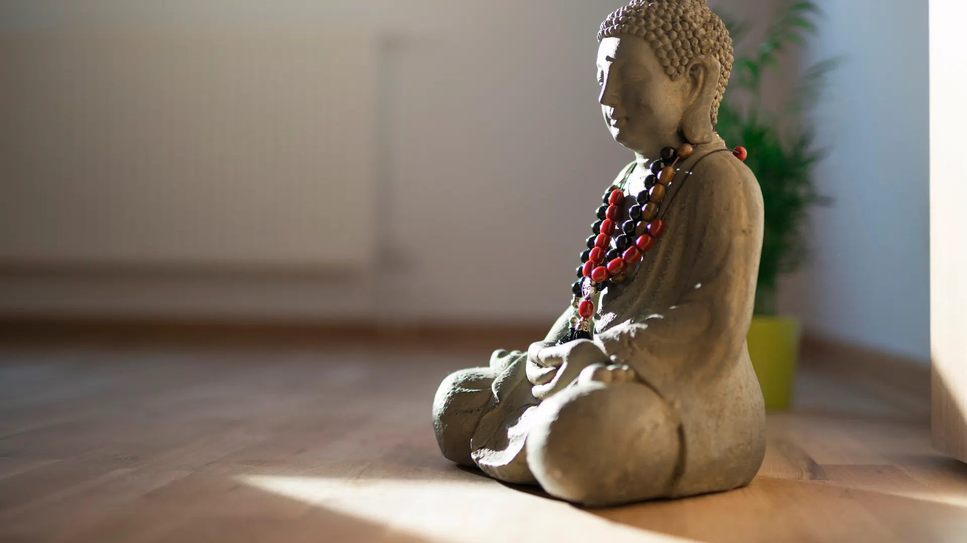 Buddha-Statue in der Wohnung mit Ketten umhangen.