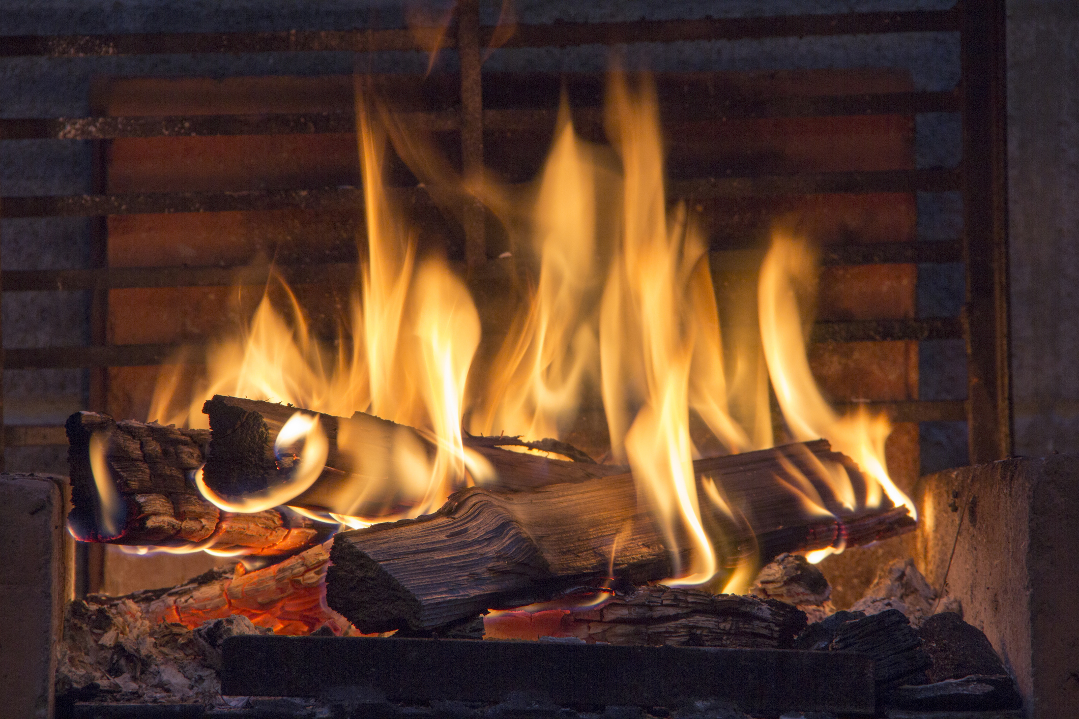 Feuer brennt in einem Kamin.