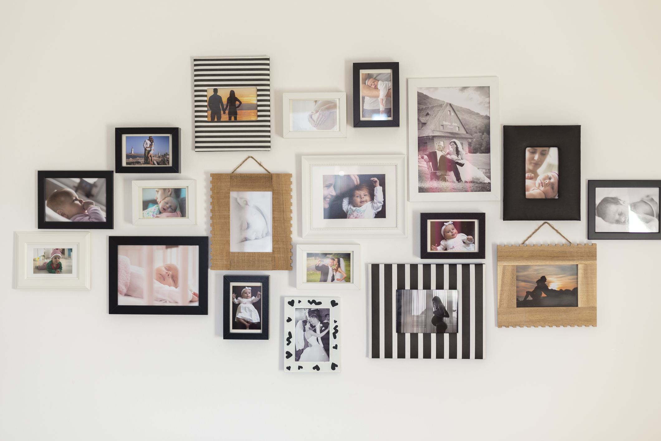 Viele Fotos wurden an einer Wand aufgehängt.