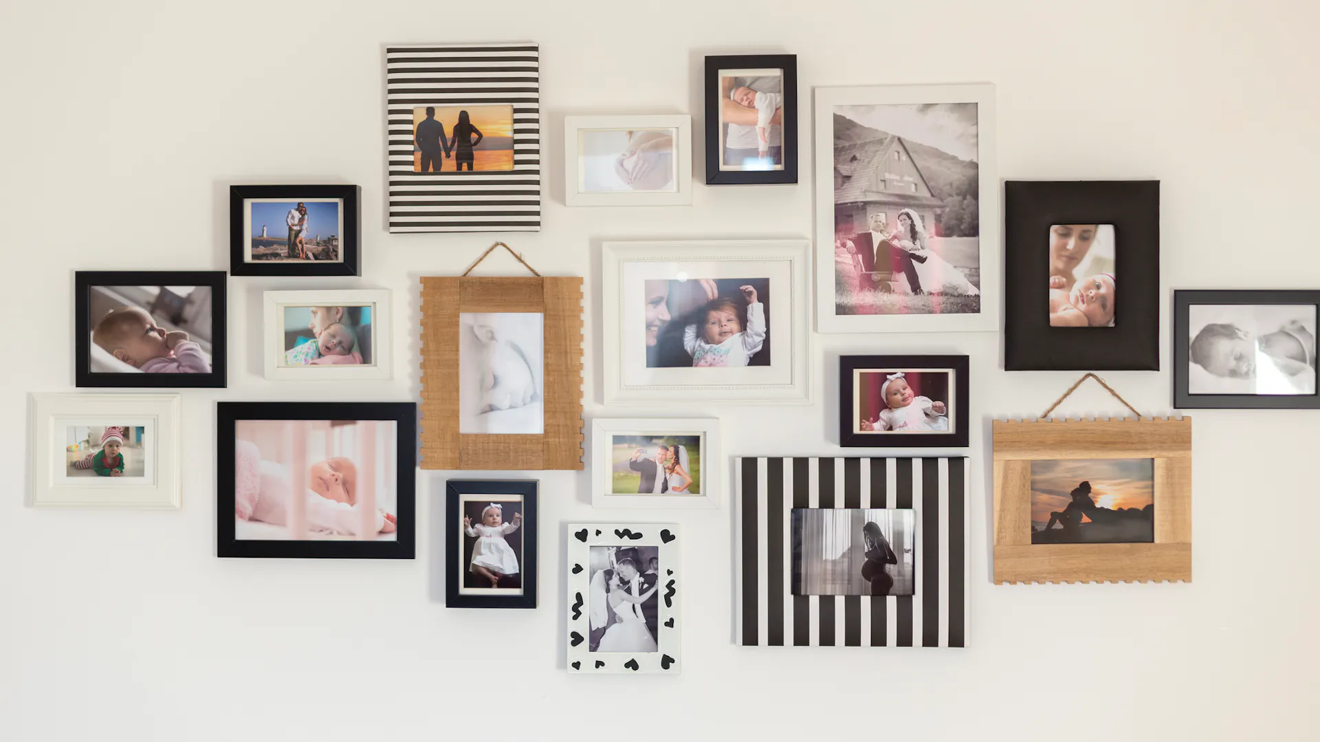 Viele Fotos wurden an einer Wand aufgehängt.