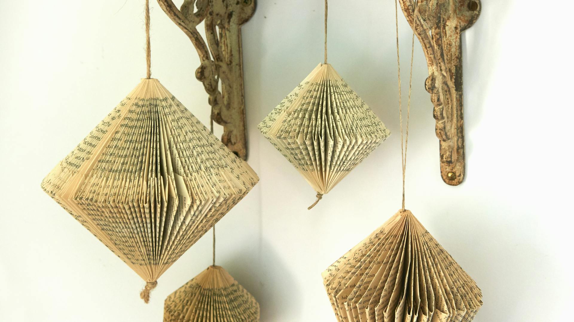 Vier Prismen hängen an einer Wand.