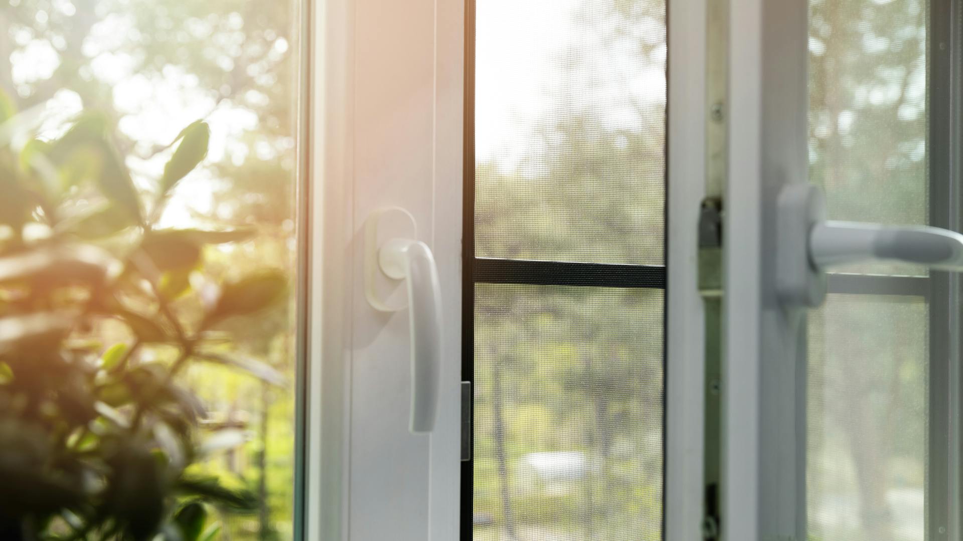 Ein geöffnetes Fenster mit einem Fliegengitter.