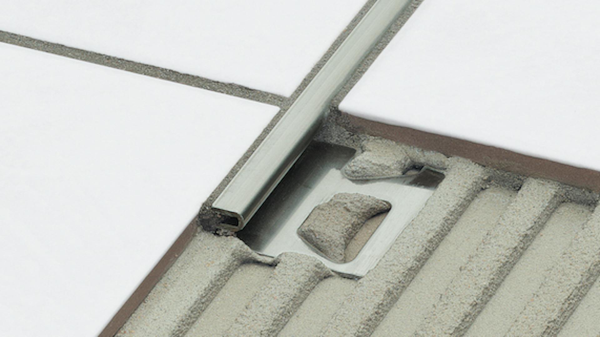 Fliesenschiene zwischen Bodenfliesen
