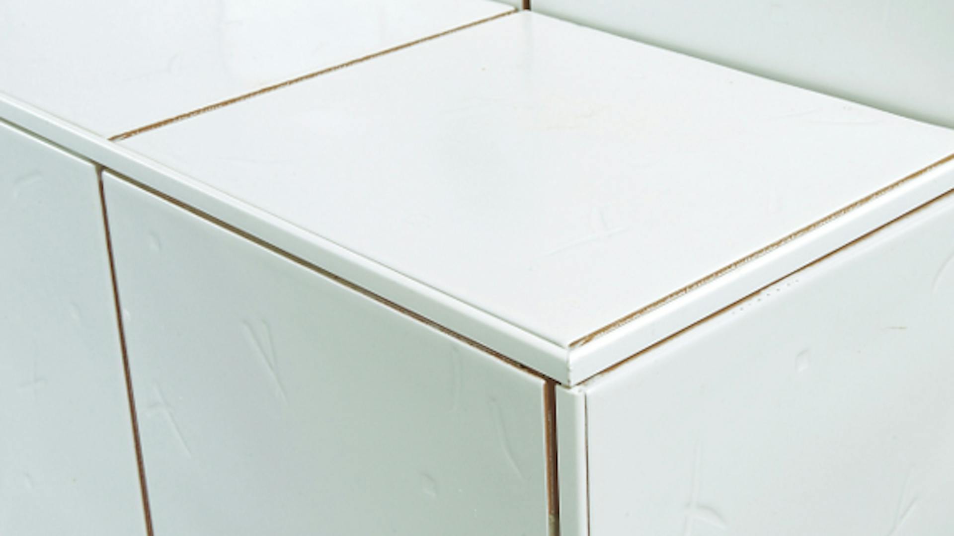 Fliesenschiene aus Kunststoff zwischen Fliesen auf Ecke