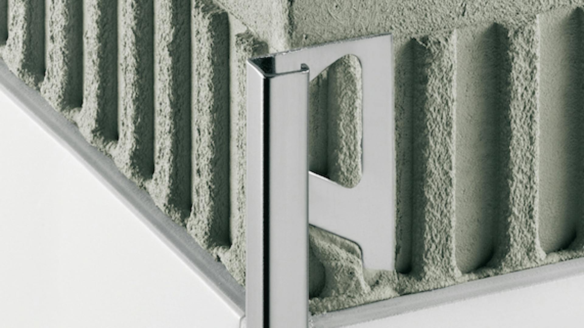 Fliesenschiene aus Metall auf Ecke