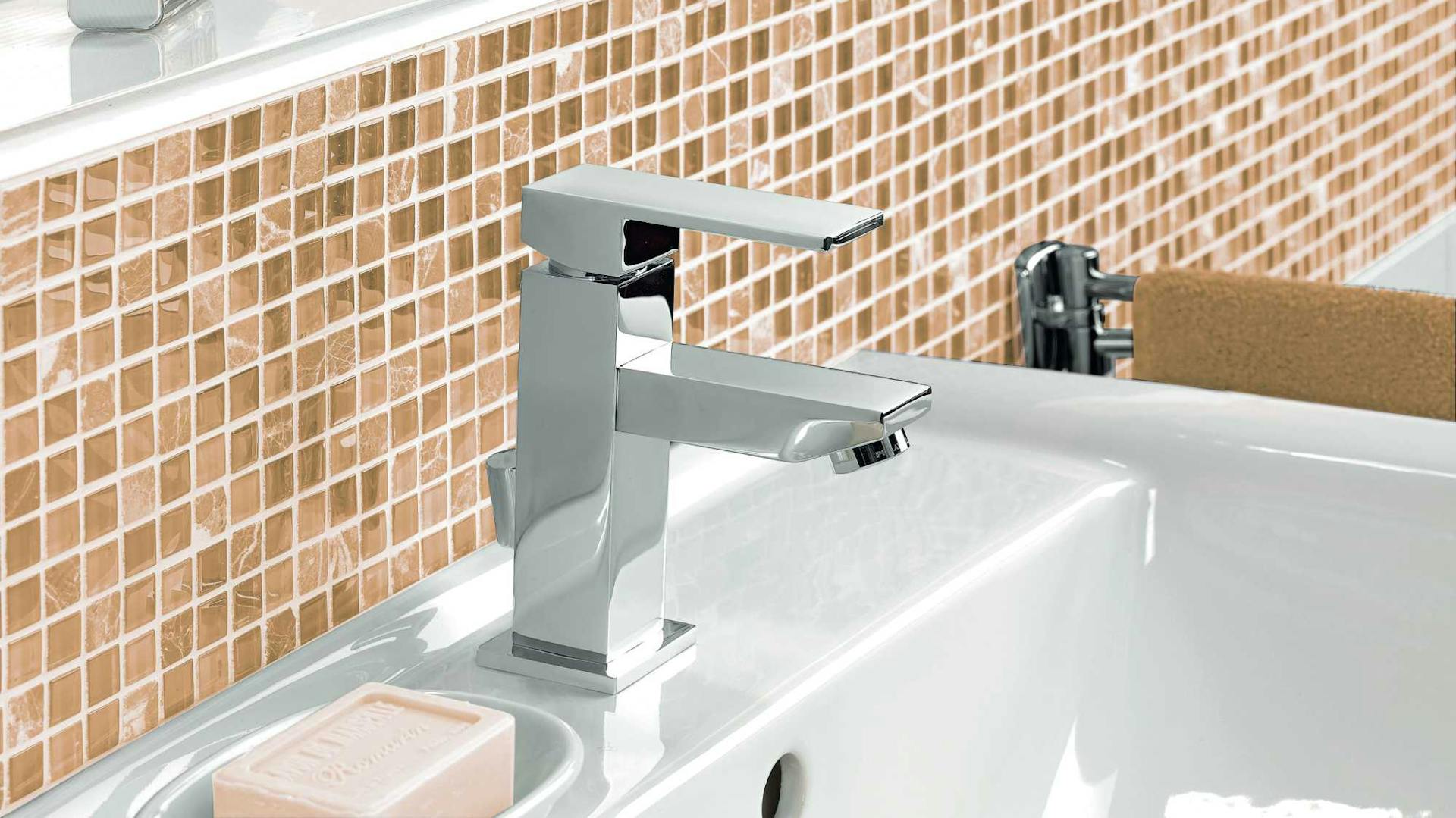 Vodovodný kohútik pred obkladom s profilom