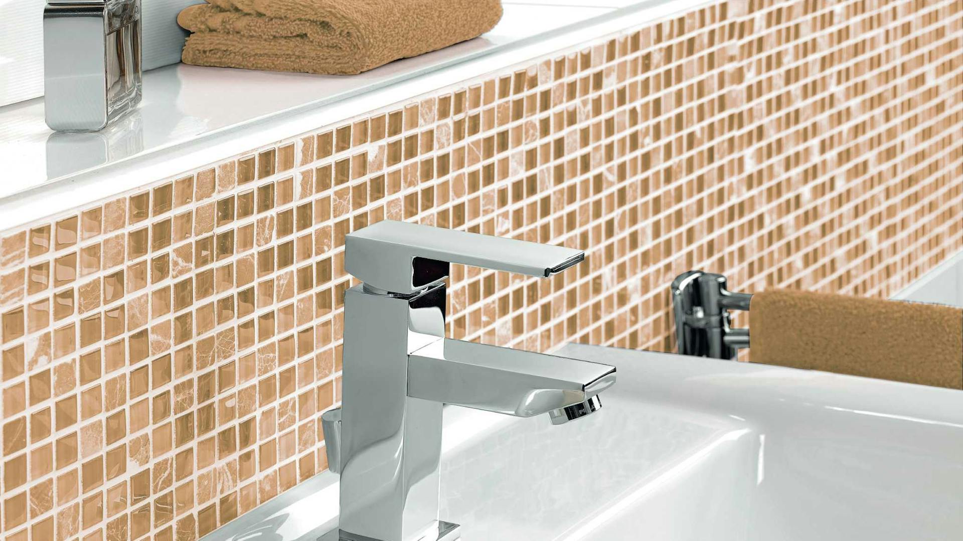 Wasserhahn vor Fliesenspiegel mit Fliesenschiene