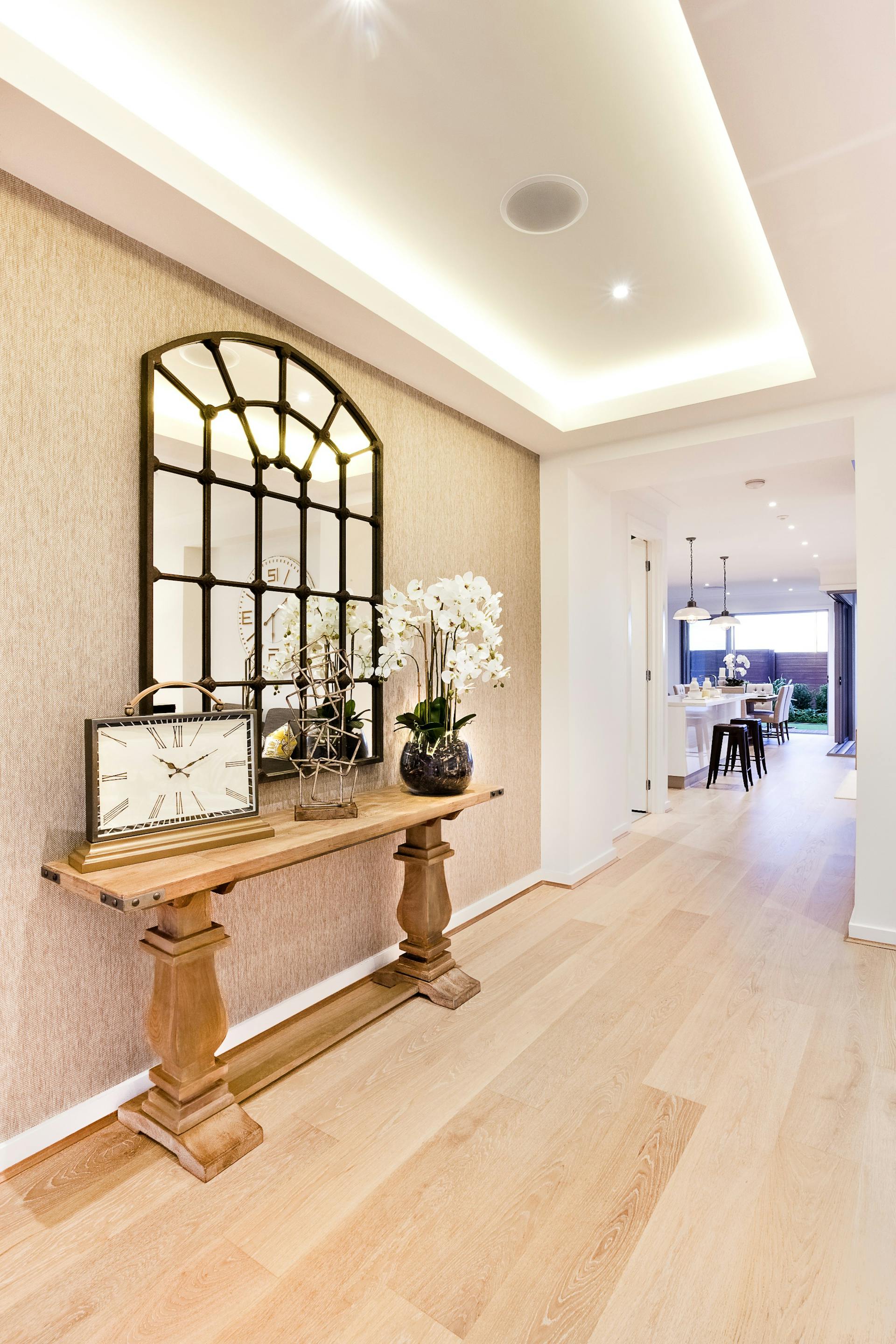 Un corridoio con illuminazione indiretta e proiettori da incasso