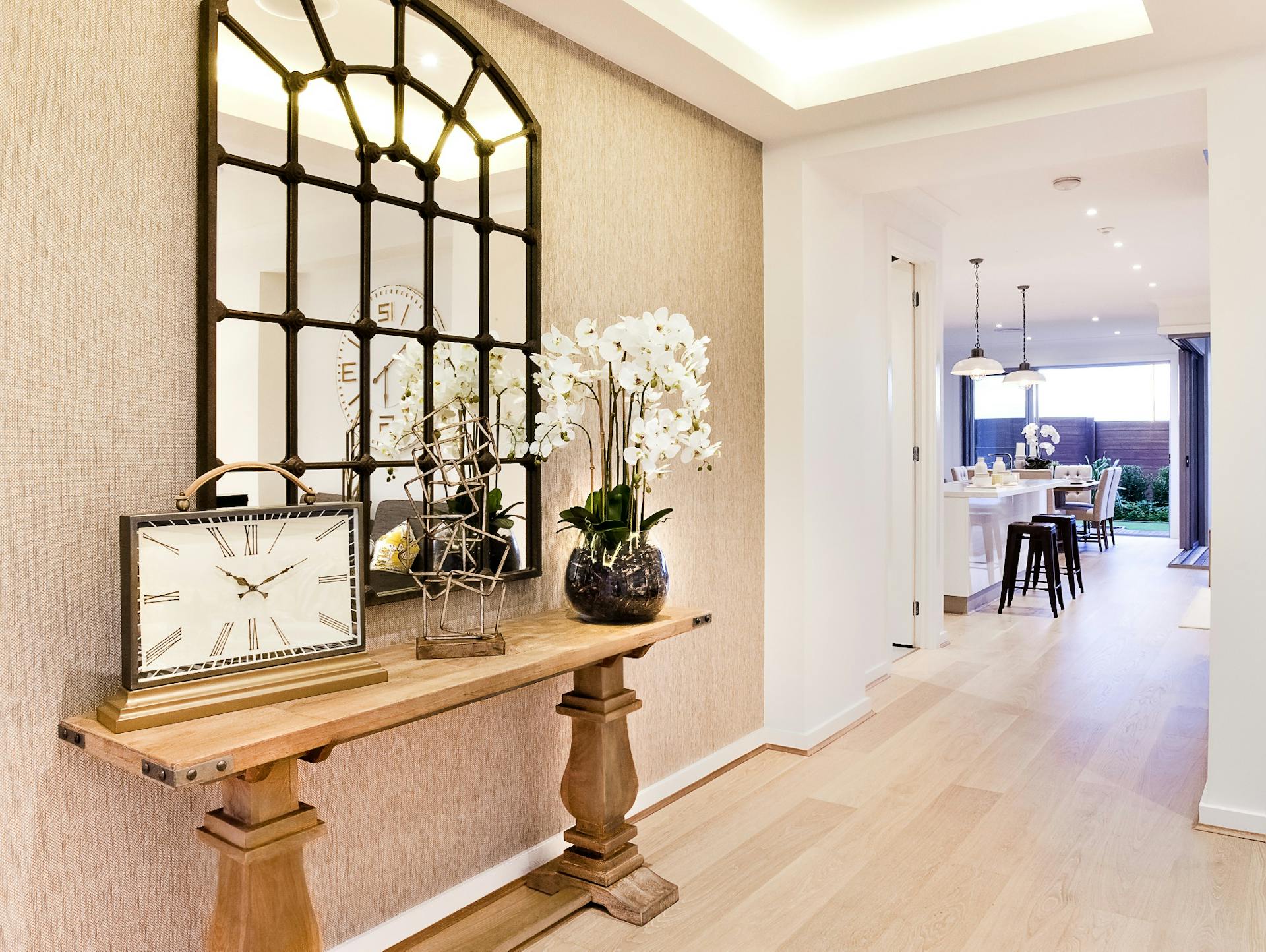 Ein Hausflur mit indirekter Beleuchtung und Einbaustrahlern.