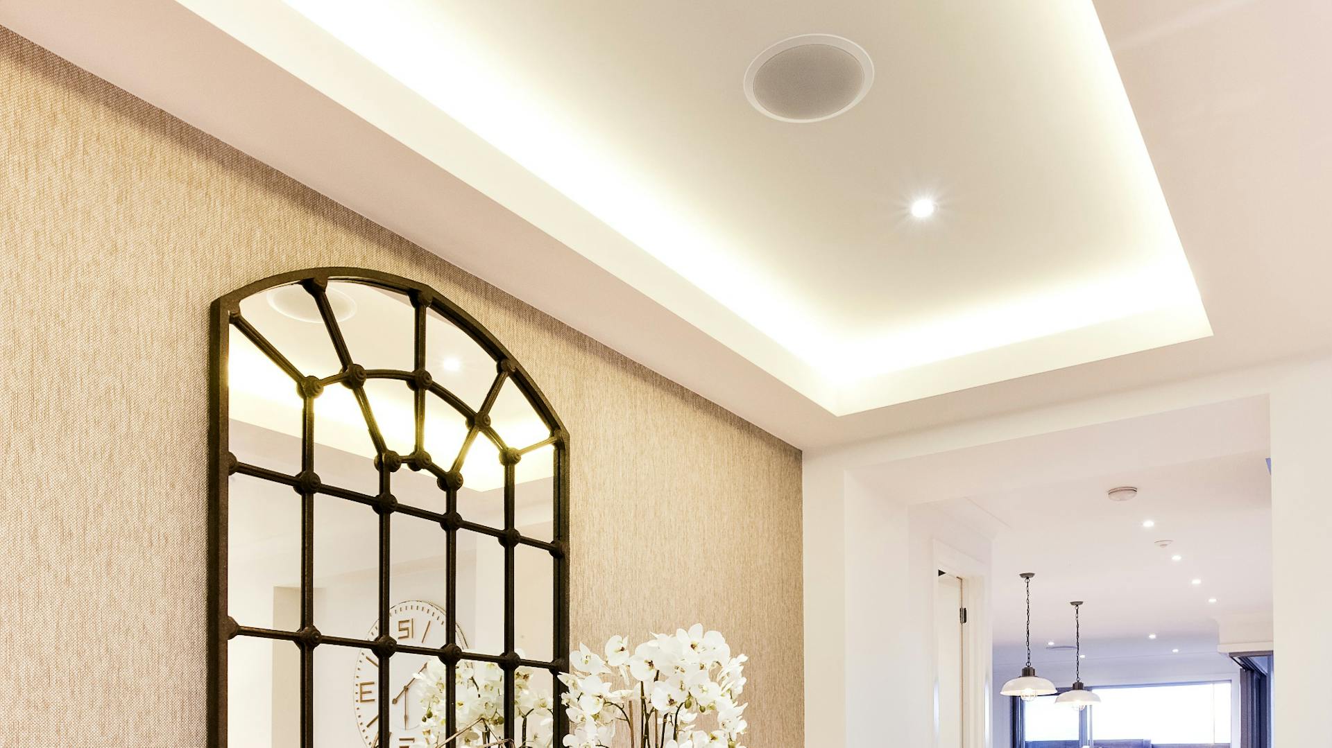 Indirekte Deckenbeleuchtung im Flur.