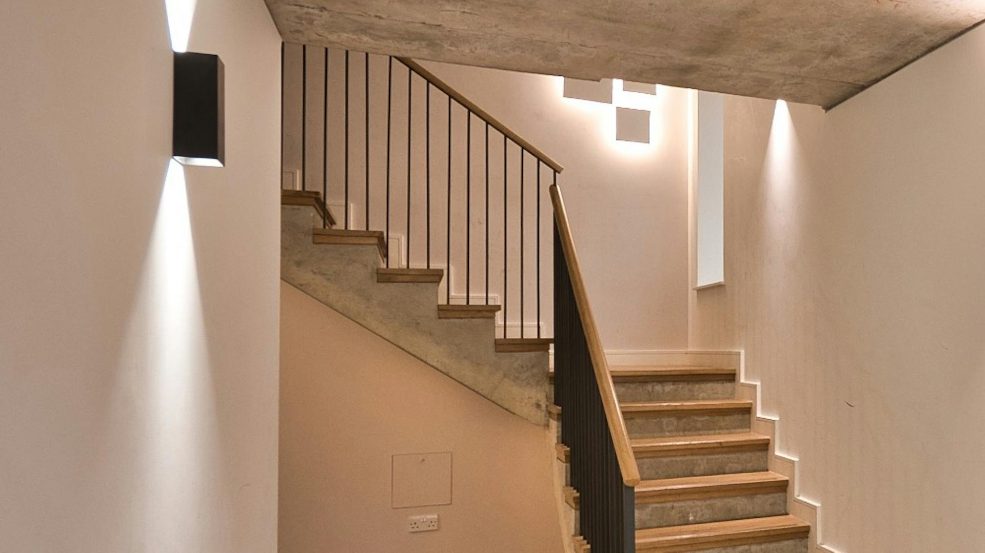 Treppe samt Beleuchtung im Industrie-Stil