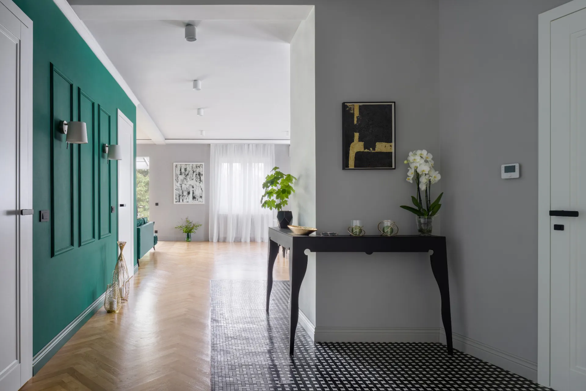 Couloir avec des accents de couleur Vert.