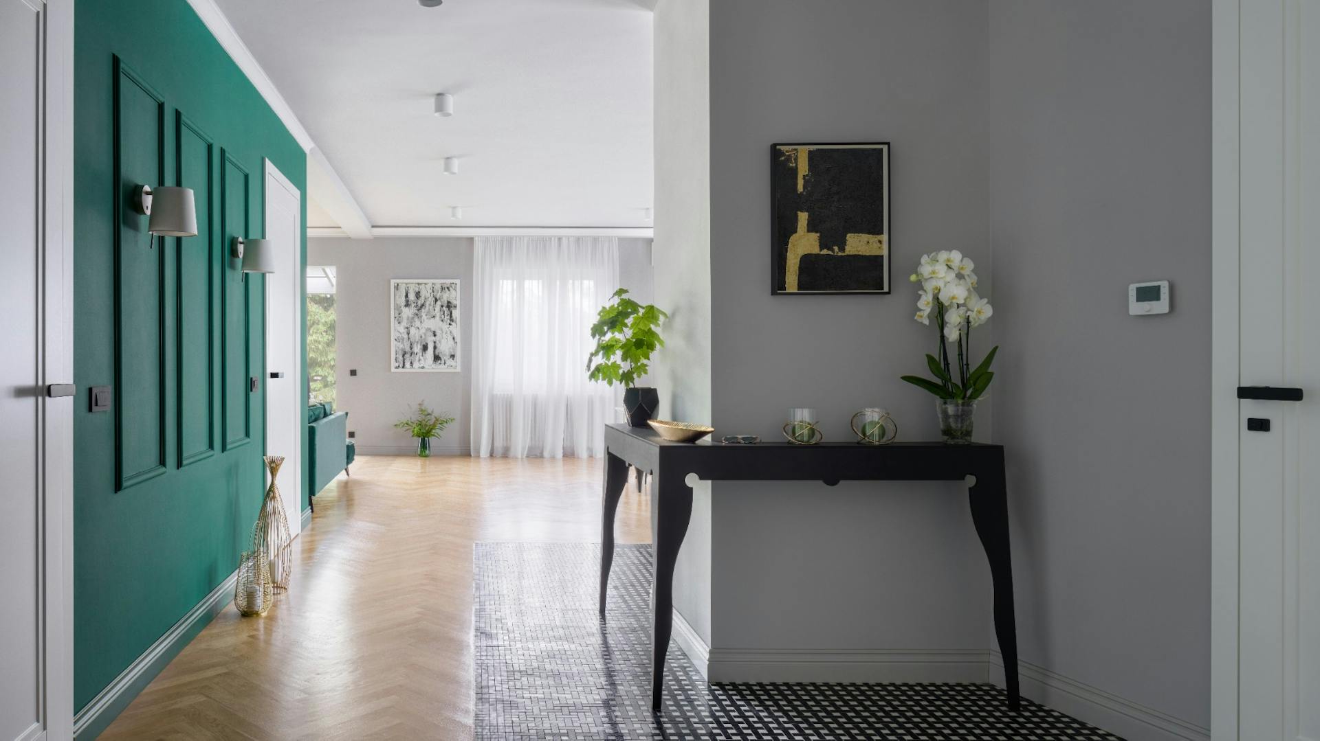 Flur mit Farbakzenten in Grün.