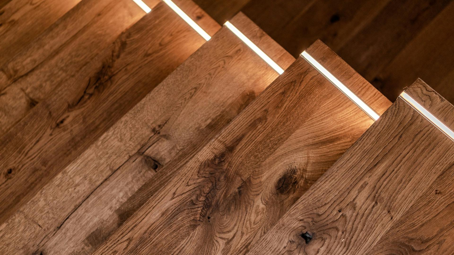 Holztreppe mit indirekter Beleuchtung in Stufen