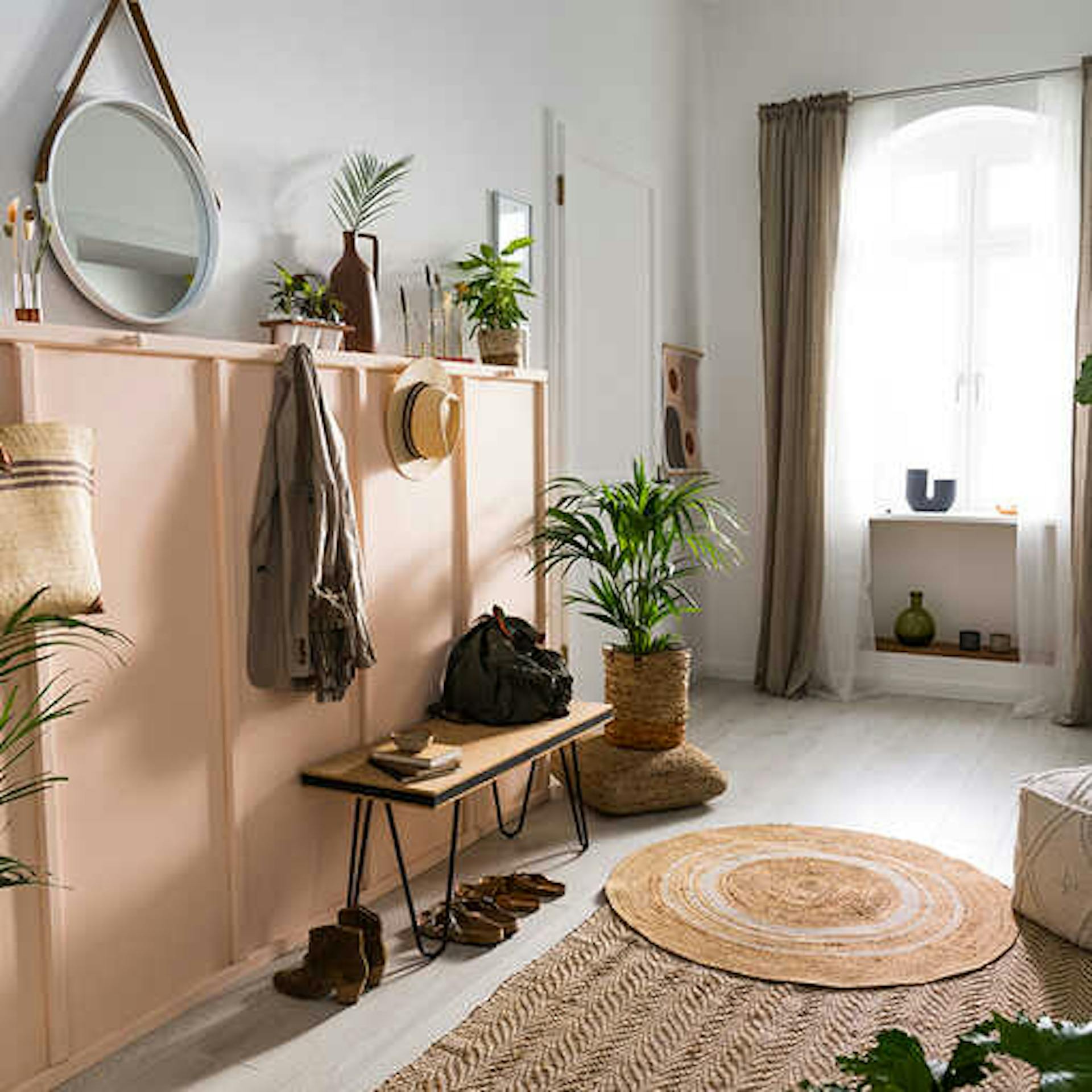 Korkbank steht vor schmalem Stauraumwunder-Schrank aus hellem Holz im Flureingang