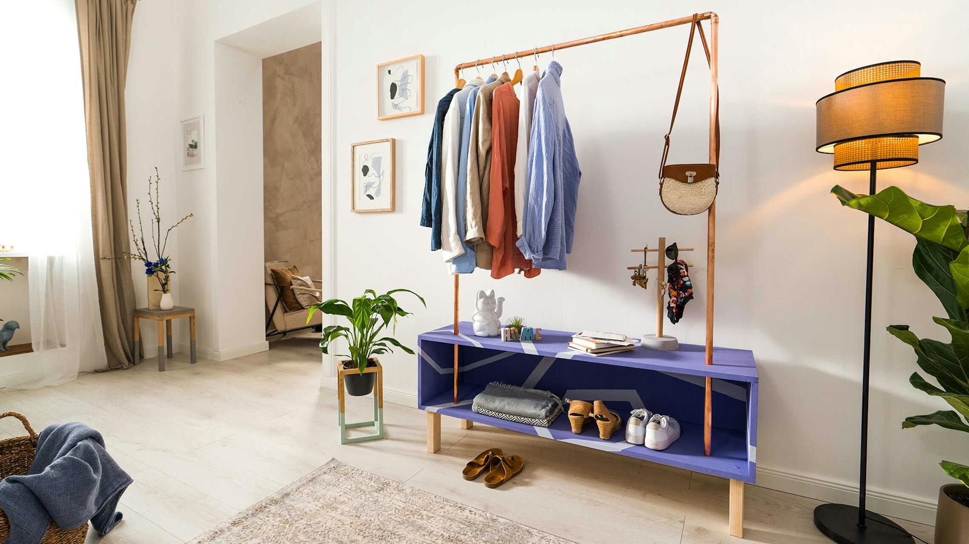 Garderobe Merle in der Trendfarbe "Blau-Lila", auf der ein DIY Schmuckbaum und DIY Betonbuchstaben platziert sind, steht in einem hellen Flureingang.